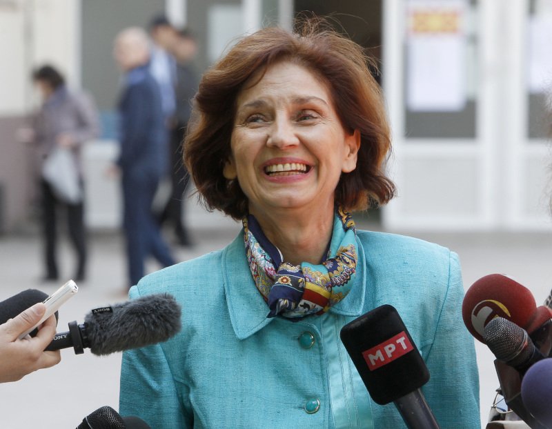 Γυναίκα με γαλάζιο σακάκι και μαντίλι