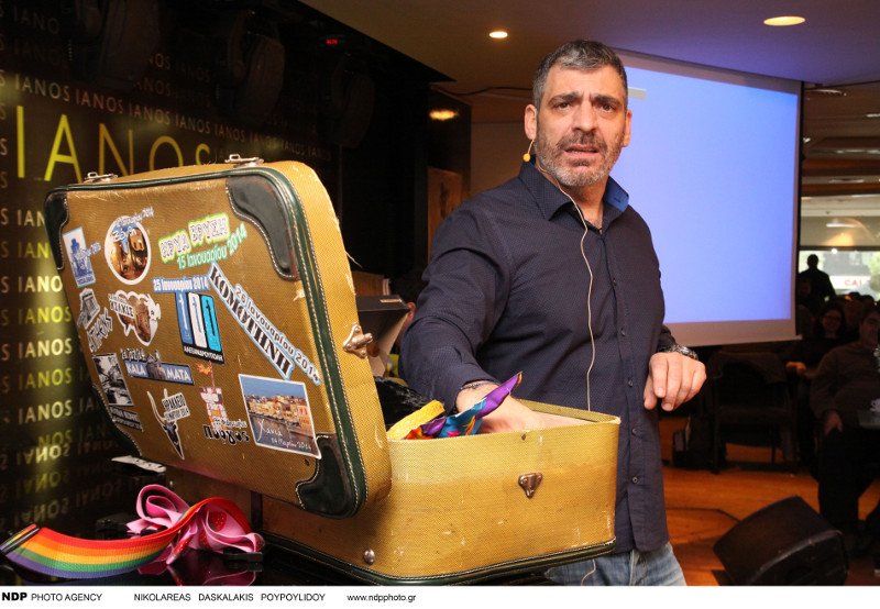 Γιάννης Σερβετάλης με βαλίτσα