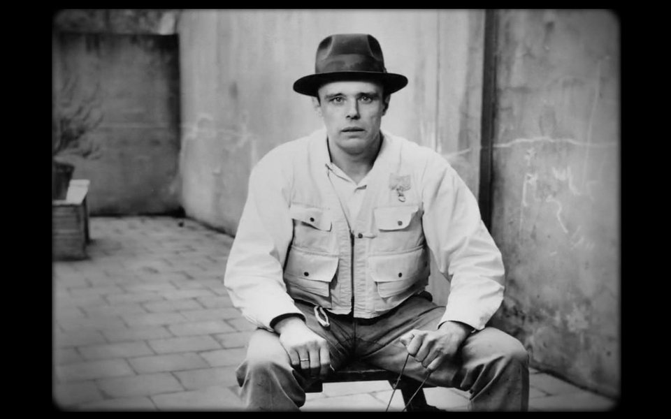 Ο Γιόζεφ Μπόις (Joseph Heinrich Beuys) ήταν Γερμανός καλλιτέχνης