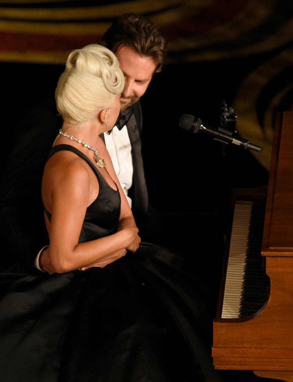 Μπράντλεϊ Κούπερ και Lady Gaga στη σκηνή των Οσκαρ 2019