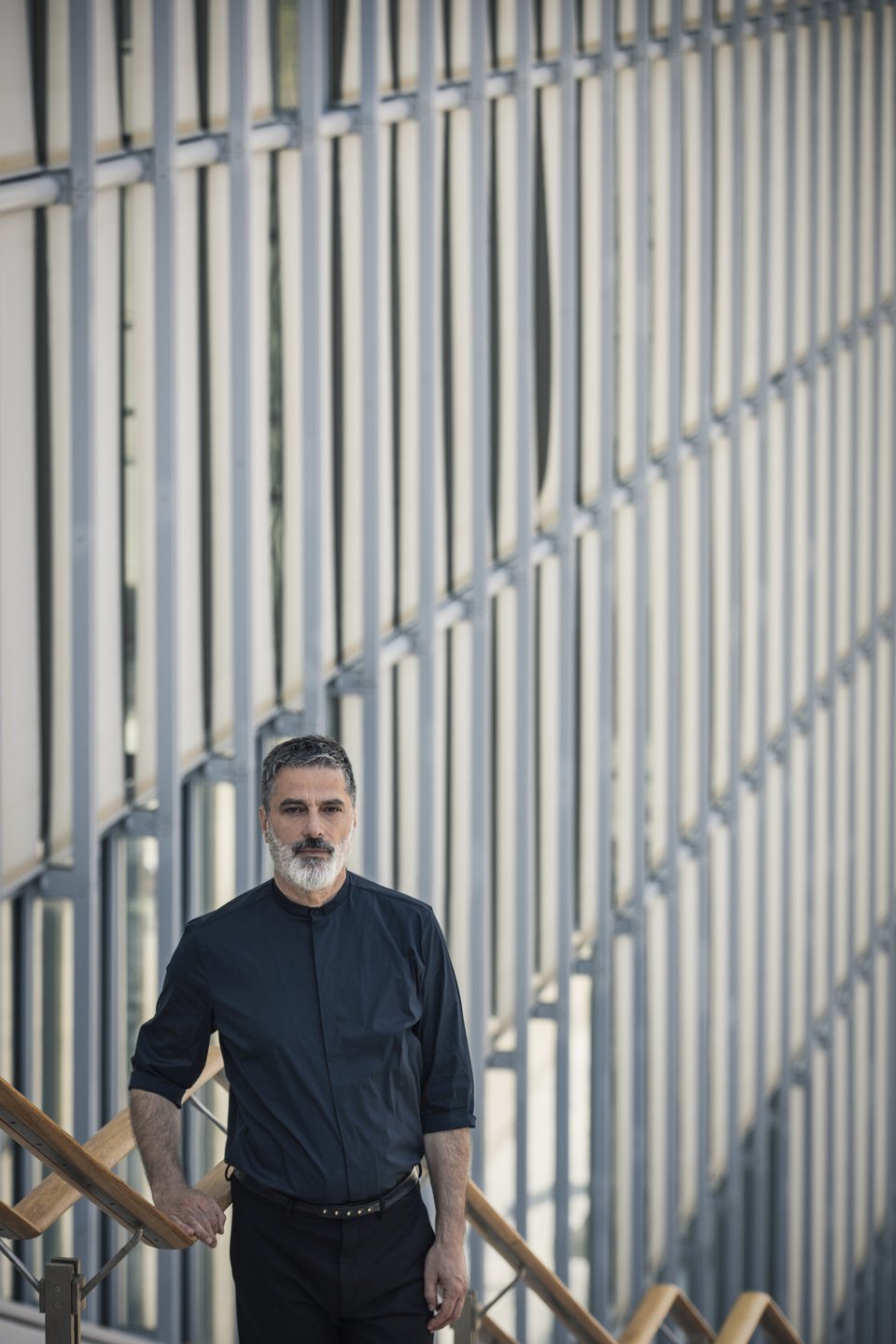 Αυτή τη στιγμή βρισκόμαστε στο μεταίχμιο, η πανδημία κρέμεται ακόμα ως απειλή πάνω από το κεφάλι μας. Πιστεύω ότι η μετά κορωνοϊού εποχή θα είναι από τις πιο θολές στην ανθρωπότητα και ειδικά στο πεδίο των καλλιτεχνικών δραστηριοτήτων. / Φωτογραφίες Ανδρέας Σιμόπουλος