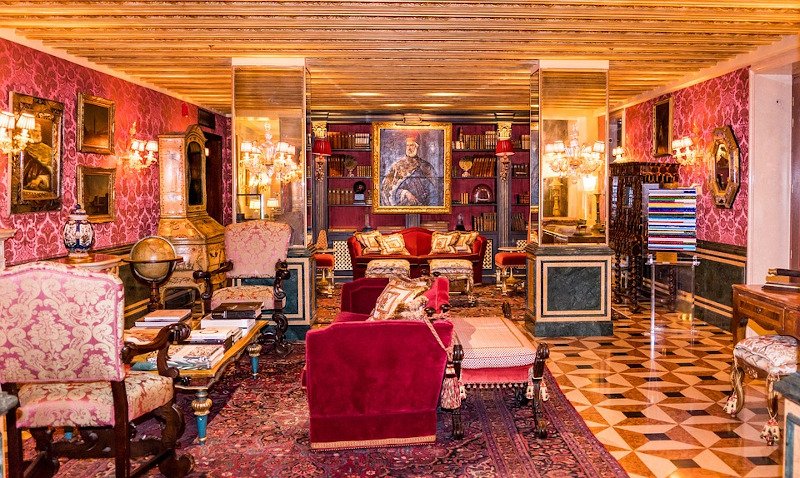 To Gritti Palace Hotel στη Βενετία και ένα από τα σαλόνια του.