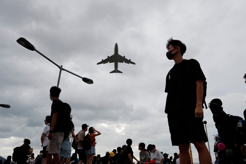 Διαδηλωτές φορώντας μαύρα και μάσκες προσπάθησαν να αποκλείσουν την πρόσβαση στο αεροδρόμιο της χώρας