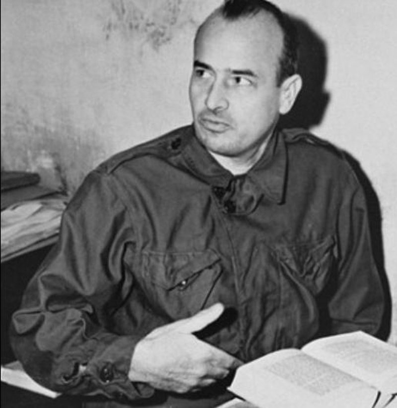 O Χανς Φρανκ -εδώ διακρίνεται στο κελί του το 1945 εν αναμονή της δίκης της Νυρεμβέργης - μίλησε για τις ρίζες του Χίτλερ.