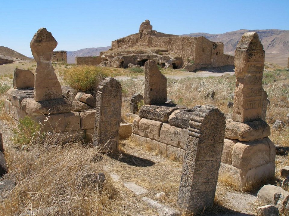 Άποψη της Άνω Πόλης του Χασάνκεϊφ με μουσουλμανικούς τάφους.