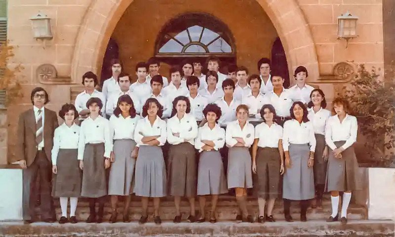 H Έλενα Σμιθ, τέταρτη από δεξιά με σταυρωμένα τα χέρια και κλειστά τα μάτια στο αγγλικό σχολείο στη Λευκωσία