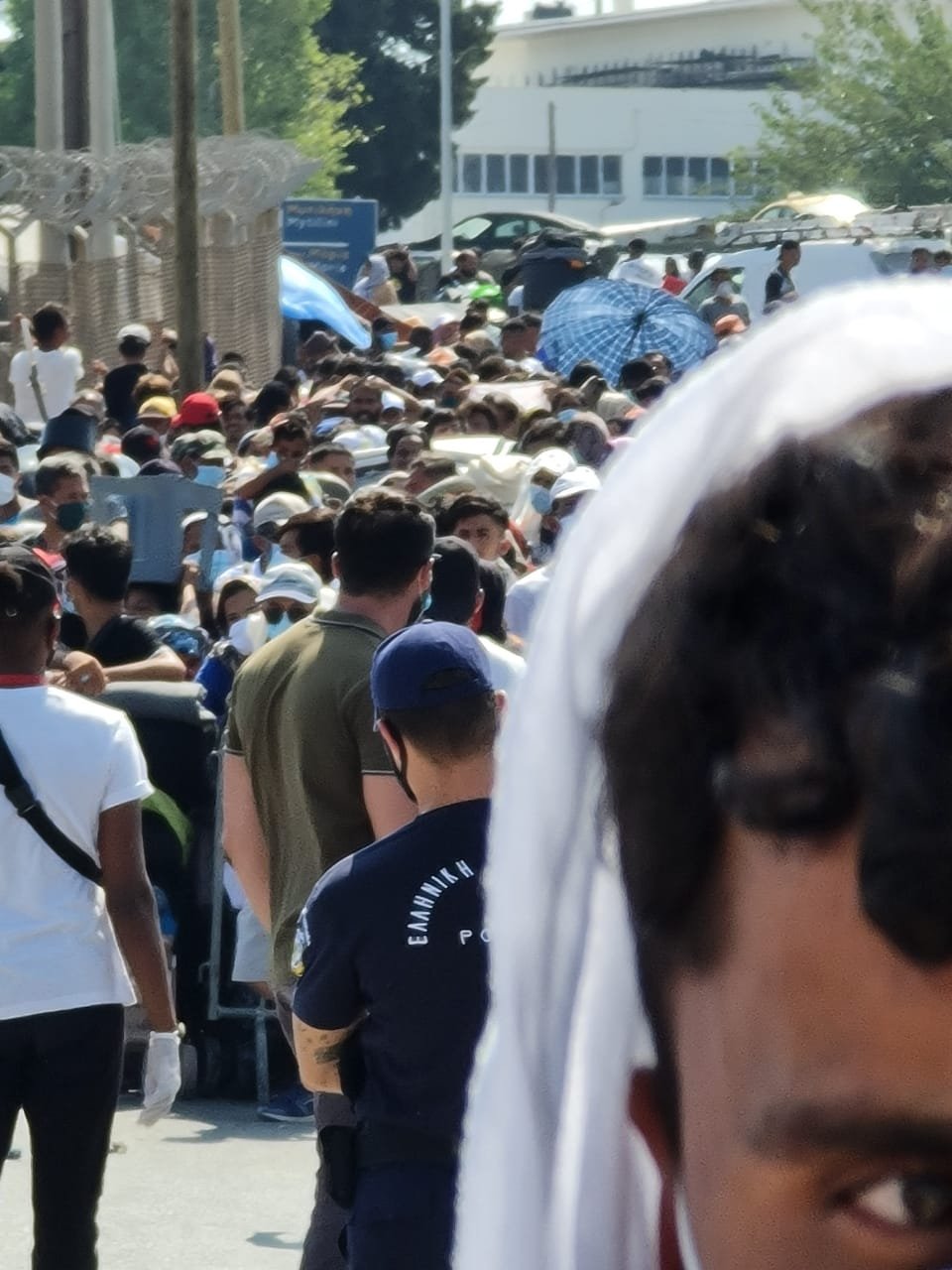 Ουρές στο Καρά Τεπέ, περιμένοντας να καταγραφούν και να μπουν στο ΚΥΤ / Φωτογραφία Πέτρος Κόκκαλης
