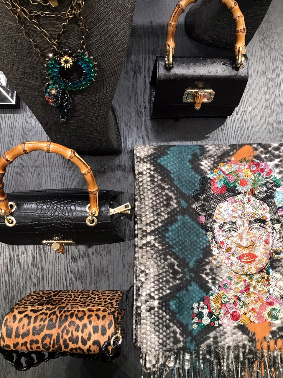 Τσάντες και μαντήλι