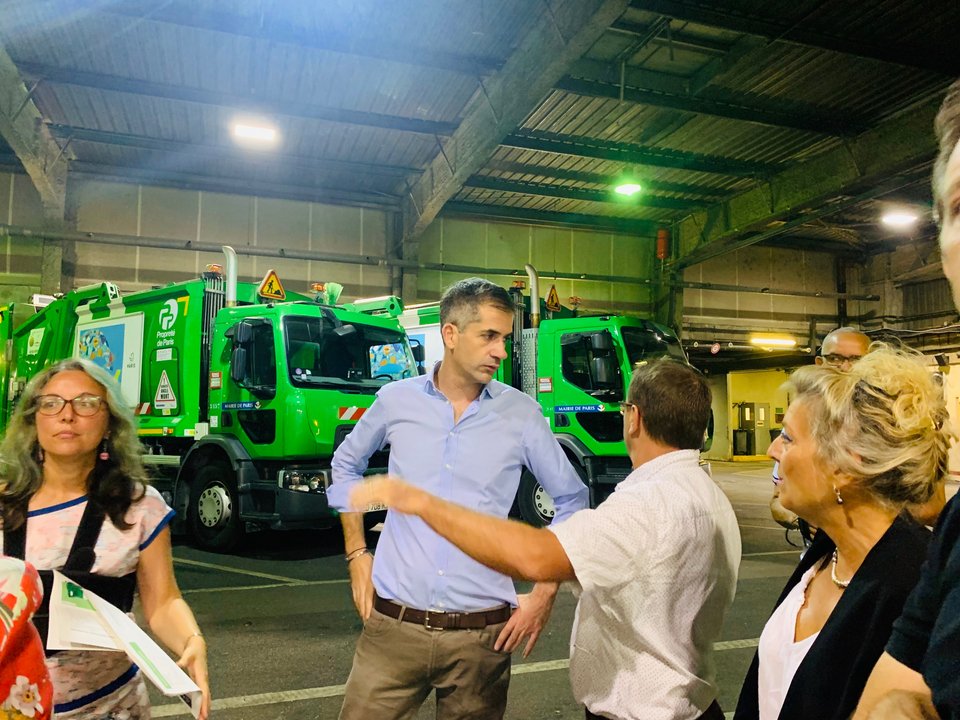 Ο Κώστας Μπακογιάννης με τις υπηρεσίες καθαριότητας στο Παρίσι