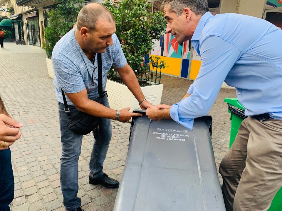 Ο Κώστας Μπακογιάννης με τις υπηρεσίες καθαριότητας στο Παρίσι