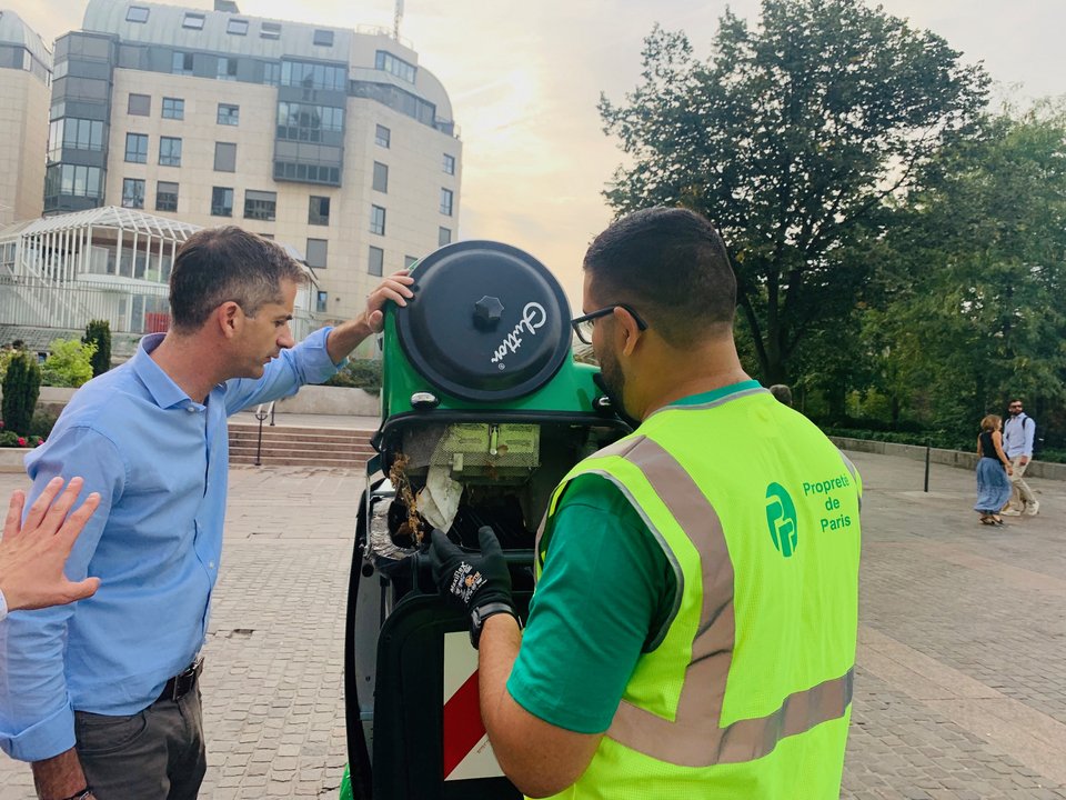 Ο Κώστας Μπακογιάννης με τις υπηρεσίες καθαριότητας στο Παρίσι
