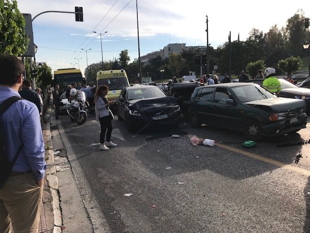 Η σύγκρουση οχημάτων στη Βασιλίσσης Σοφίας