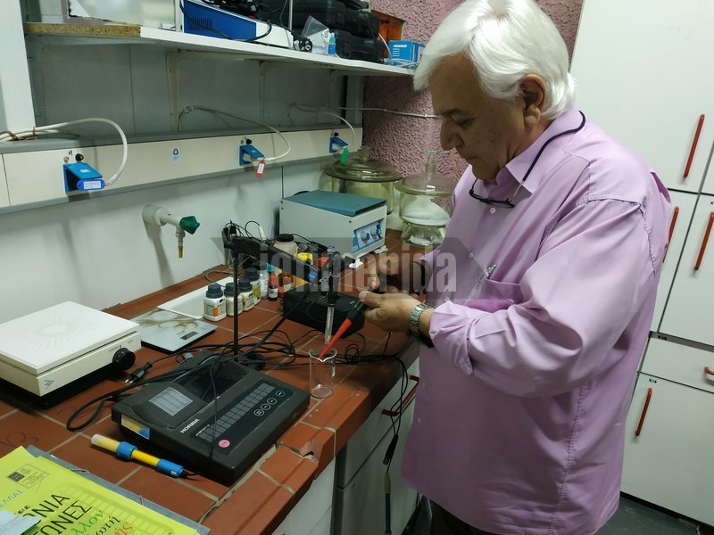 O Παναγιώτης Χριστοδουλάκης στο άρτια εξοπλισμένο εργαστήριο του ΠΑΚΟΕ