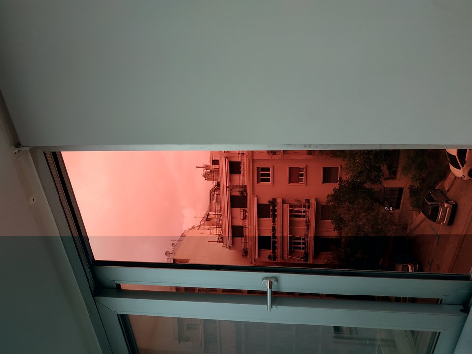 Μέσα από το τζάμι