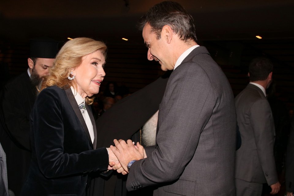 Η χειραψία του πρωθυπουργού με την Μαριάννα Β. Βαρδινογιάννη