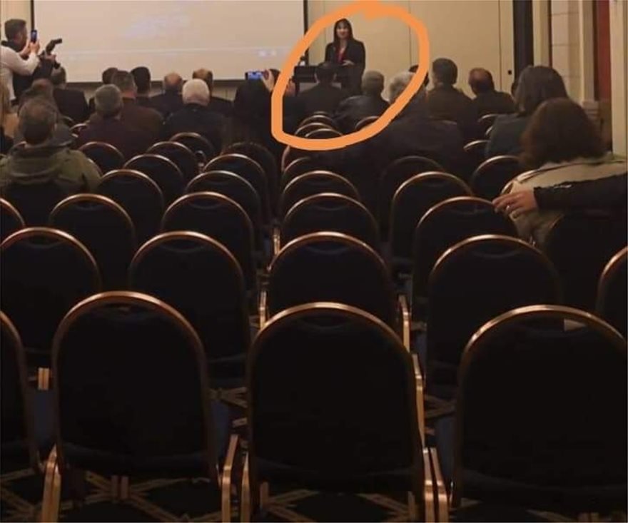 Η Ελενα Κουντουρά ενώ μιλάει μπροστά σε ελάχιστους