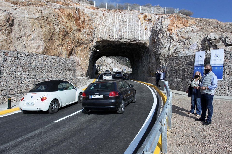 Κατασκευάστηκε καινούργιο ασφαλτικό με αντιολισθηρό τάπητα, έγινε προσπάθεια να αποκατασταθεί η ελλιπής κλίση που είχε το οδόστρωμα, τοποθετήθηκαν συστήματα αναχαίτισης οχημάτων, νέα κράσπεδα, διαμορφώθηκαν πεζοδρόμια, εγκαταστάθηκε φωτισμός led εντός και εκτός των σηράγγων