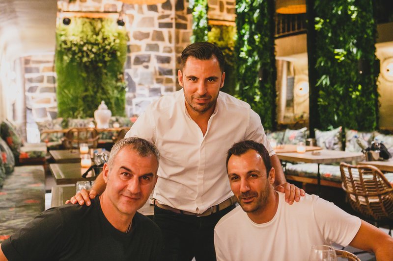 Τραϊανός Δέλλας, Βαγγέλης Αλεξόπουλος και Γιώργος Αλεξόπουλος