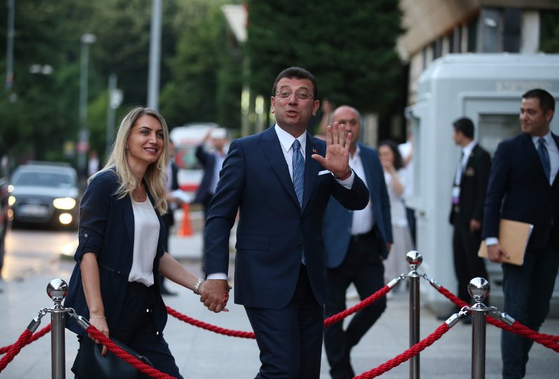 Ο Εκρέμ Ιμάμογλου και η σύζυγός του Ντιλέκ.