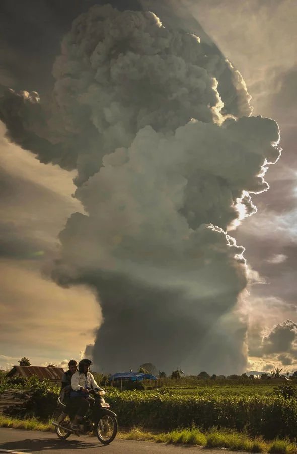 Ένα τεράστιο σύννεφο τέφρας από το ηφαίστειο Σιναμπούνγκ κάλυψε τον ουρανό στη Σουμάτρα της Ινδονησίας 