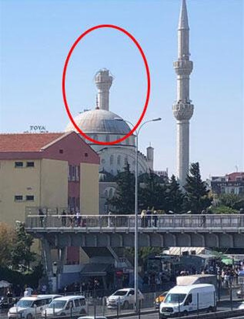 Ο μιναρές ενός τζαμιού κατέρρευσε στην περιοχή Αβτζιλάρ της Κων/πολης.