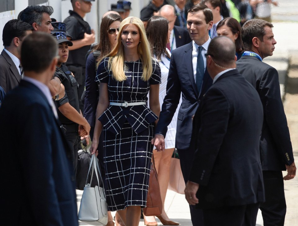 Με μπλε σκούρο ταγέρ Oscar de la Renta