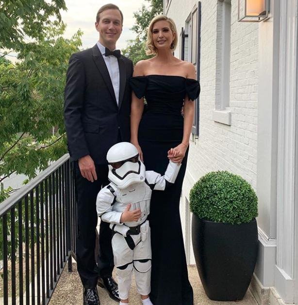 Ιβάνκα Τραμπ και Τζάρεντ ΚΟύσνερ με τον γιο τους Θίοντορ ντυμένο με στολή από την ταινία Star Wars 
