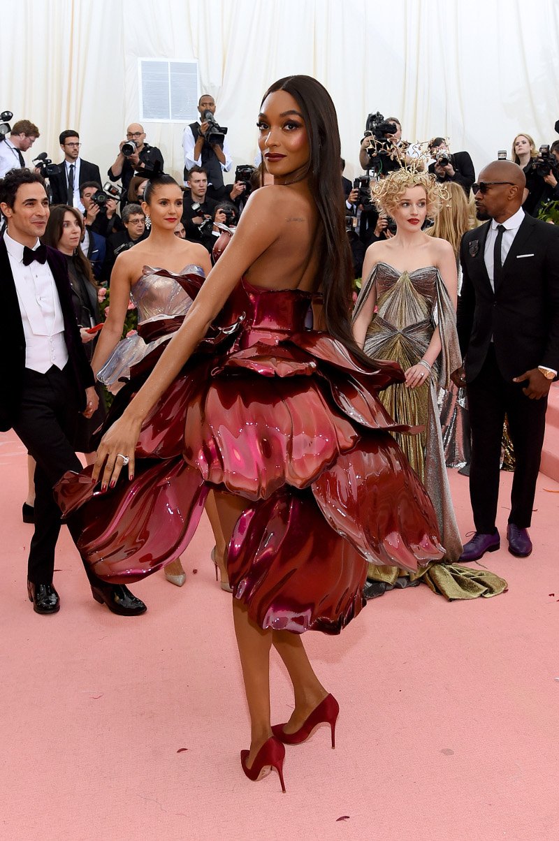 Η πίσω όψη του μοναδικού φορέματος του Zac Posen στο Met Gala 2019