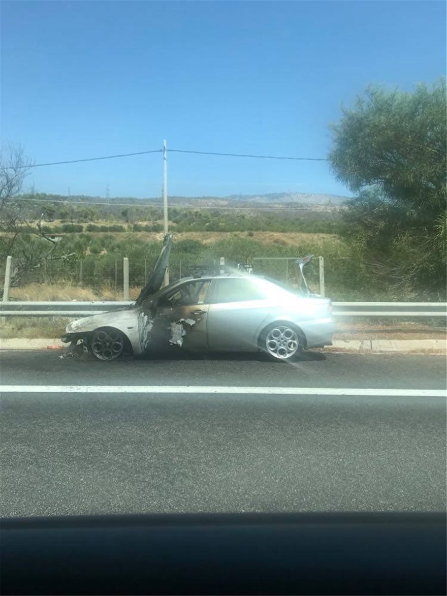 Το αυτοκίνητο που πήρε φωτιά στην Κόρινθο