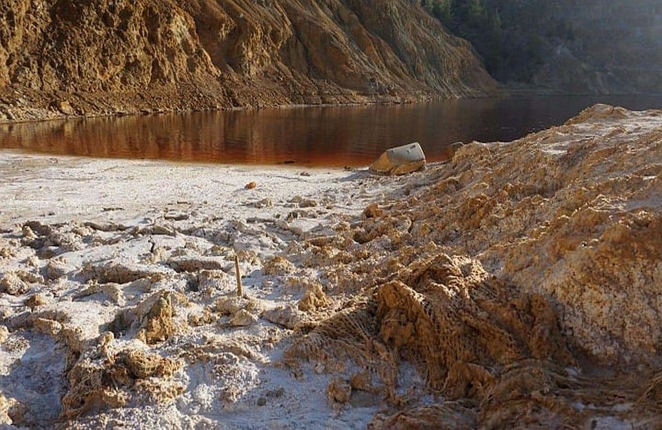 Βαλίτσα στην Κόκκινη Λίμνη