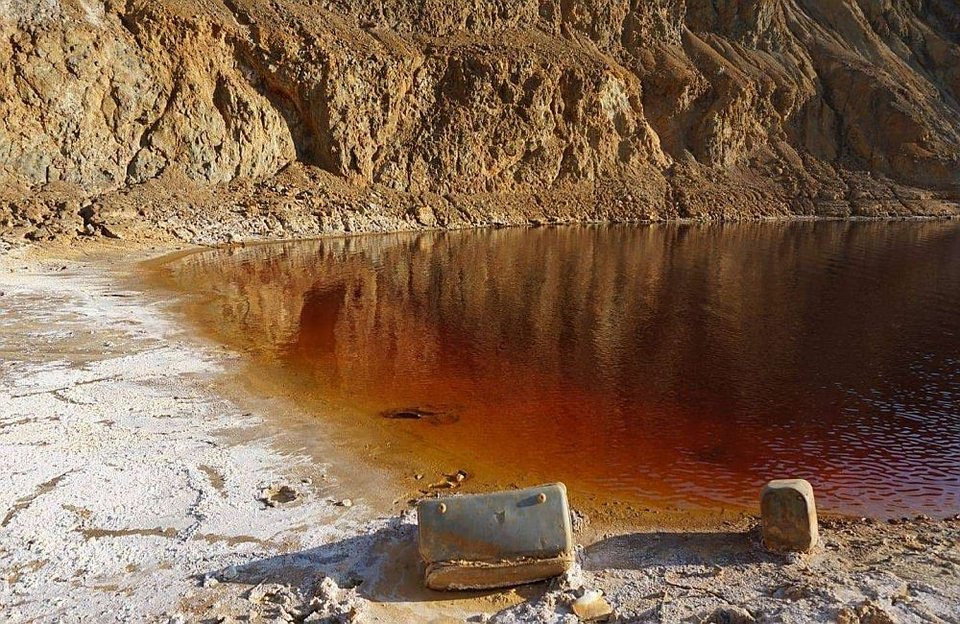 Βαλίτσα στην Κόκκινη Λίμνη
