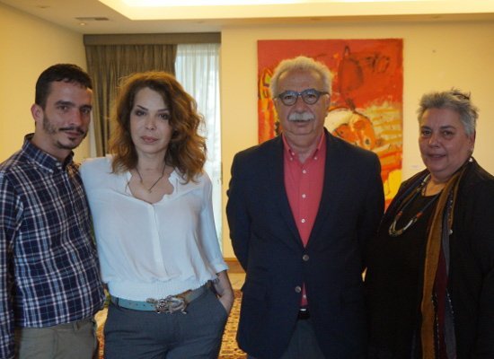 Τεσσερα άτομα σε κίτρινο τοίχο