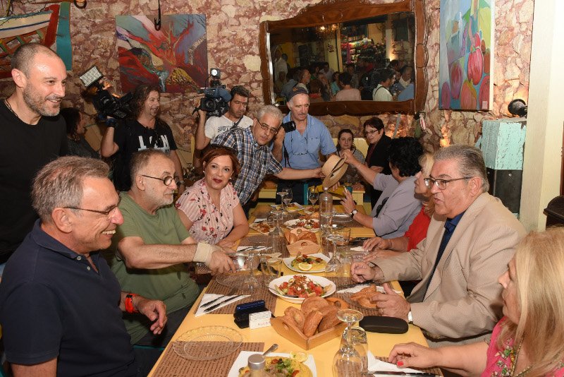 Ο Δημήτρης Κουτσούμπας σε γεύμα μαζί με βουλευτές και φίλους του ΚΚΕ / Φωτογραφία: EUROKINISSI