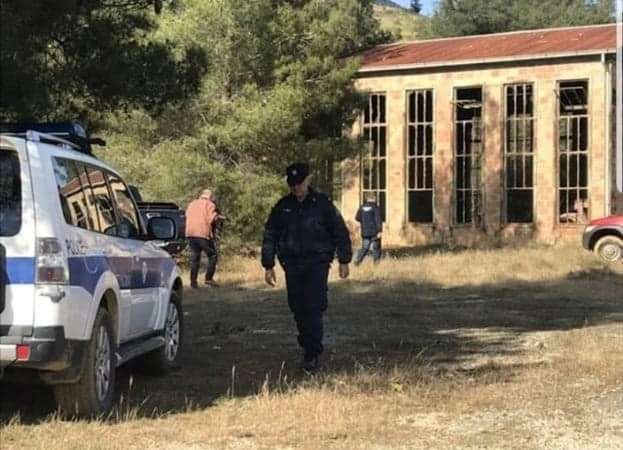 Αστυνομικός περπατάει