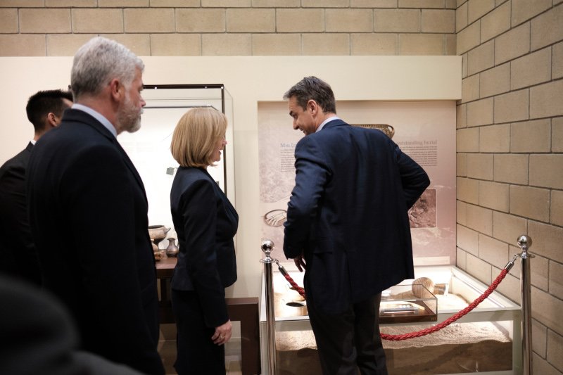 Ο Κυριάκος Μητσοτάκης συνομιλεί με την επιμελήτρια της έκθεσης