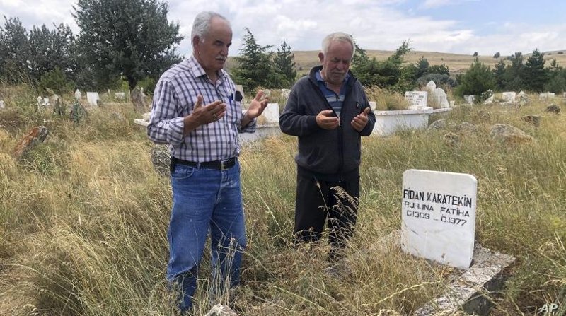 Κάτοικοι του Καλφάτ, 100 χλμ βόρεια της Άγκυρας, προσεύχονται στον τάφο προγόνου του Μπόρις Τζόνσον.