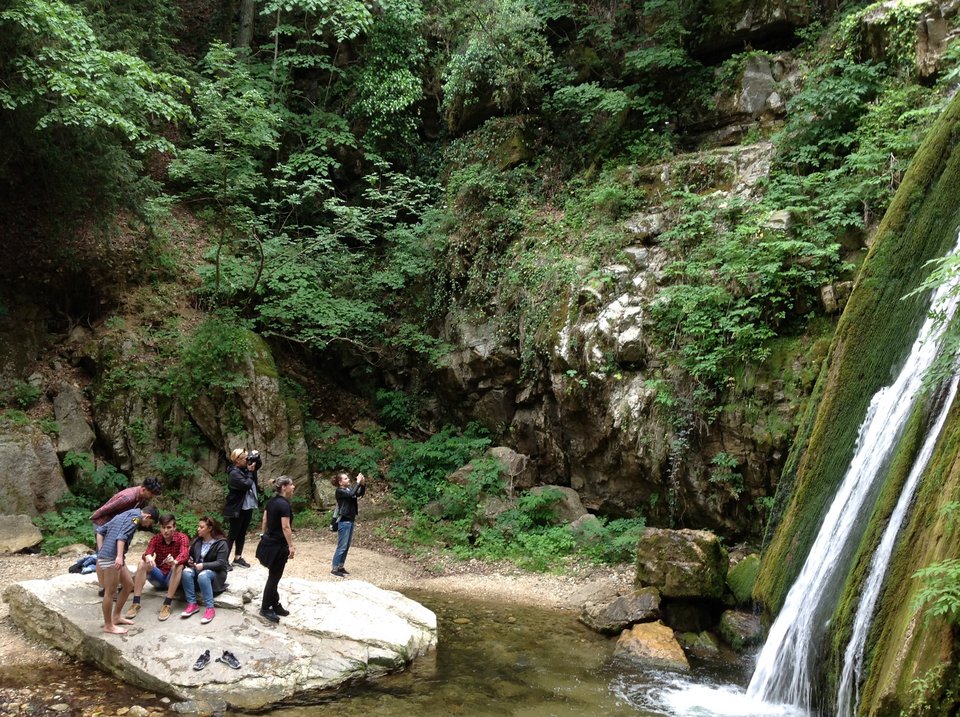 Μετά από μικρή διαδρομή σε βατό χωματόδρομο μέχρι το σημείο στάθμευσης και μια σύντομη (ούτε 10΄) περιπατητική διαδρομή αποκαλύπτονται οι καταρράκτες της Χαλκιδικής 