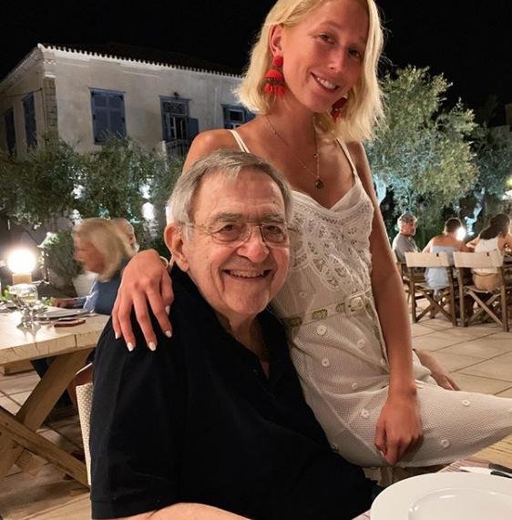 O τέως βασιλιάς Κωνσταντίνος,χαμογελαστός και ευδιάθετος με την εγγονή του, Μαρία Ολυμπία