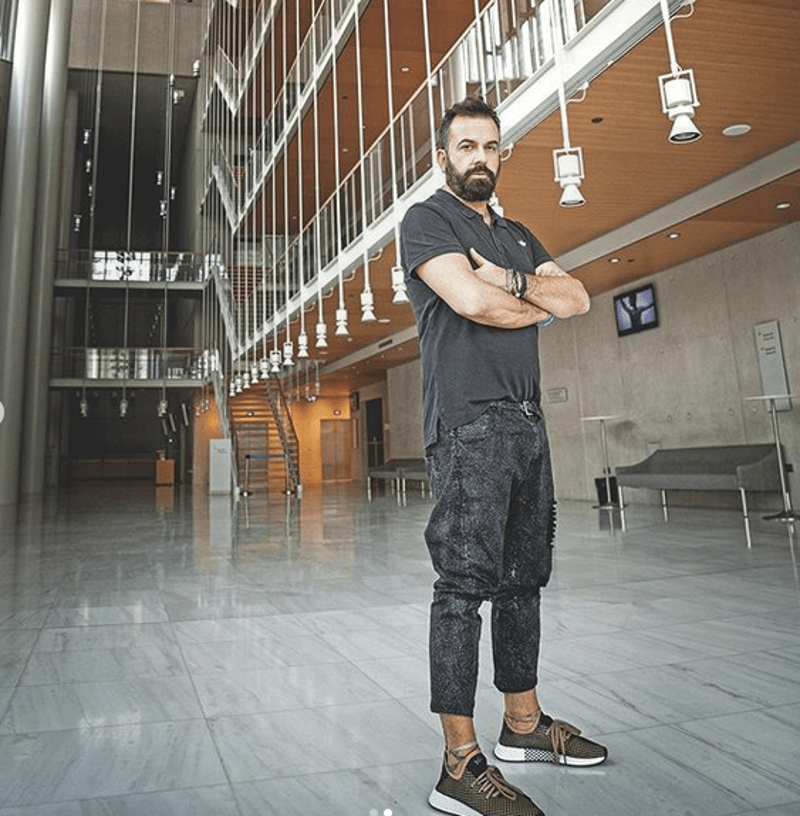 Ο Κωνσταντίνος Ρήγος στο φουαγιέ της Εθνικής Λυρικής Σκηνής όπου είναι Διευθυντής του Μπαλέτου