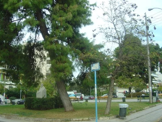 Κυπριάδου, Πλατεία Παπαλουκά. Διακρίνεται η προτομή του Γιαννούλη Χαλεπά  -Φωτογραφία: wikimedia