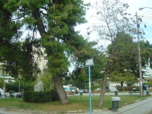  Κυπριάδου, Πλατεία Παπαλουκά. Διακρίνεται η προτομή του Γιαννούλη Χαλεπά  -Φωτογραφία: wikimedia