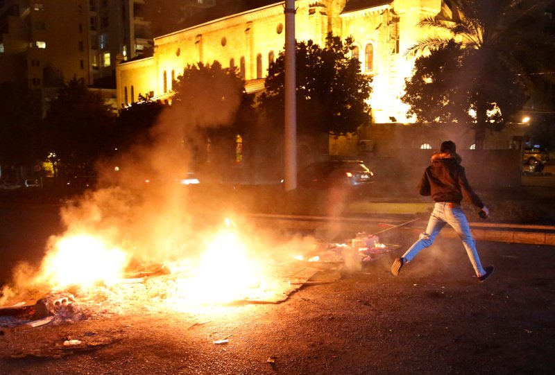 Διαδηλωτές έστησαν οδοφράγματα καίγοντας λάστιχα, κάδους απορριμάτων και άλλα αντικείμενα στη Βηρυττό.