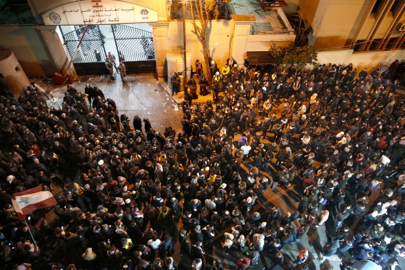 Διαδηλωτές πολιόρκησαν αστυνομικό τμήμα της Βηρυττού, όπου κρατούνται δεκάδες συλληφθέντες.