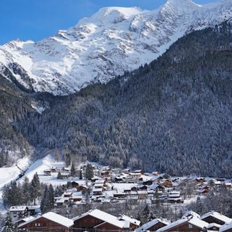 Το θέρετρο Les Contamines-Montjoie στις γαλλικές Άλπεις, όπου ο μεσήλικας Βρετανός επιχειρηματίας διέμεινε επί τέσσερις μέρες και κόλλησε με τον κορωνοϊό άλλα πέντε άτομα στο σαλέ.