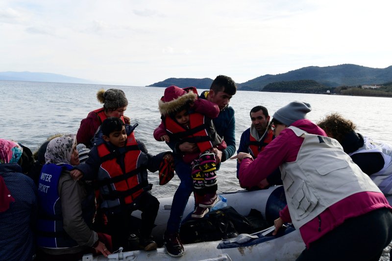 Πρόσφυγες αποβιβάζονται στη Σκάλα Συκαμινιάς στη Λέσβο.