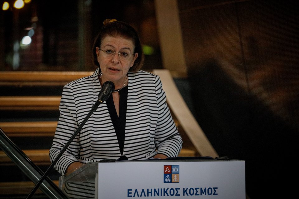 Για τα μουσεία έχουμε έναν προγραμματισμό για τα μέσα Ιουνίου. Όμως και πάλι πρέπει να έχουμε μια αποτίμηση του πρώτου δεκαπενθήμερου, αρχίζοντας από τη Δευτέρα 4 του μηνός. Το ΤΑΠΑ και το υπουργείο Πολιτισμού ταυτόχρονα ετοιμαζόμαστε για όλα τα μέτρα ασφαλείας,