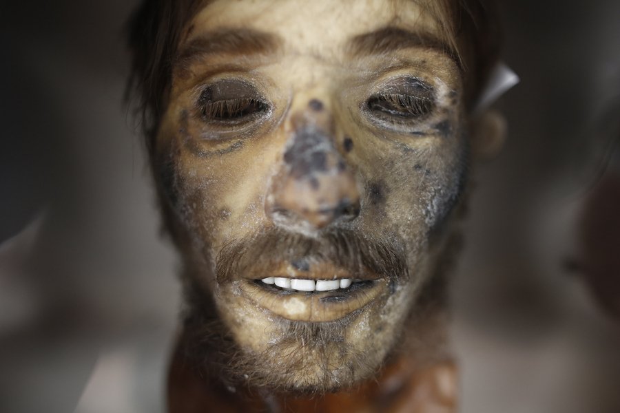 Φωτογραφία που δόθηκε σήμερα στην δημοσιότητα εικονίζει την ταριχευμένη κεφαλή του περιβόητου λήσταρχου Γιαγκούλα που βρίσκεται σε προθήκη μαζί με τις κεφαλές άλλων ληστών στο Εγκληματολογικό Μουσείο της Ιατρικής Σχολής του Πανεπιστημίου Αθηνών