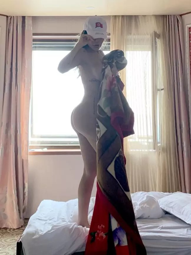 Η Λιζιάν Γκουτιέρεζ ποζάρει γυμνή στη σουίτα του ξενοδοχείου της στην Πιονγιάνγκ. 