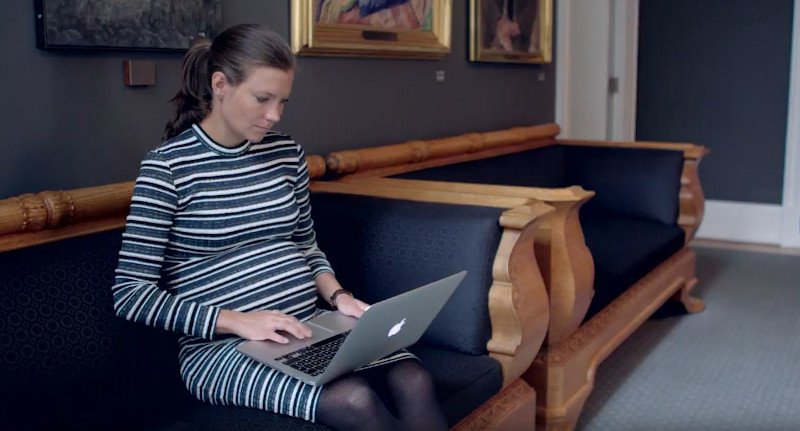 Η βουλευτίνα του κόμματος των Σοσιαλιστών Φιλελευθέρων, Λότε Ροντ / Φωτογραφία: YouTube 