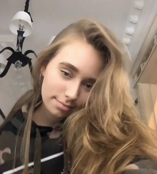 Ο Βλαντίμιρ Πούτιν φέρεται να απέκτησε την 18χρονη Λουίζα Ροζόβα - γνωστή και ως Ελιζαβέτα Κριγκονόβιτς - από τη σχέση του με μια καθαρίστρια και νυν εκατομμυριούχο / Φωτογραφία: Social Media 